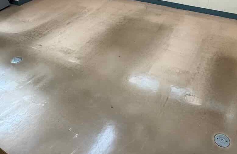 ワックスの汚れた床