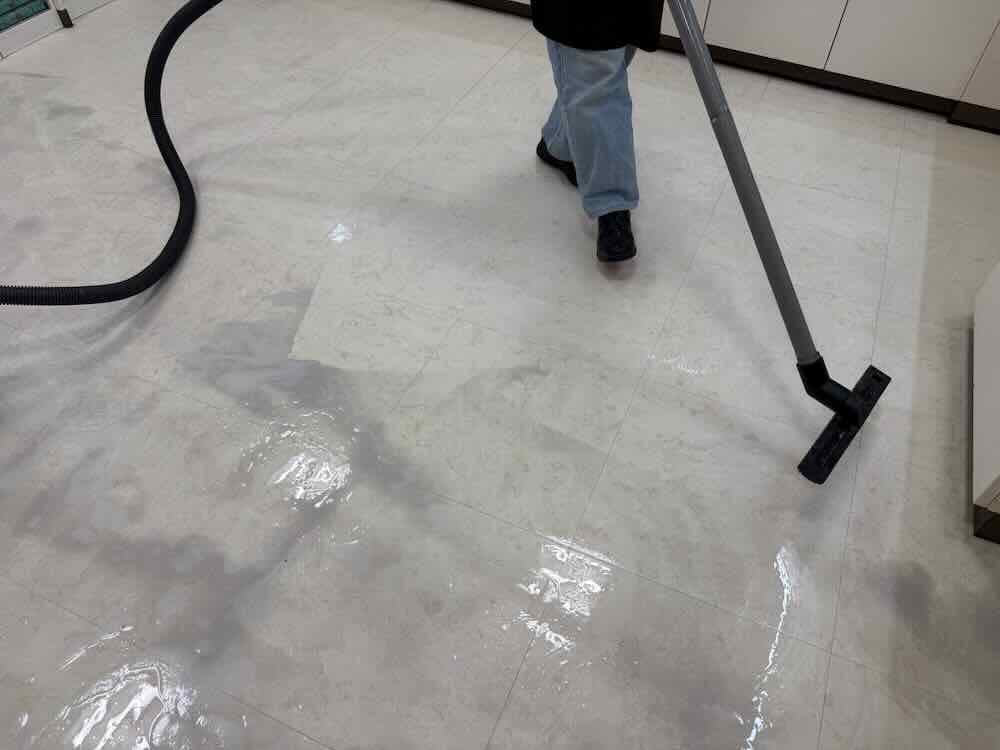 バキューム作業中です。