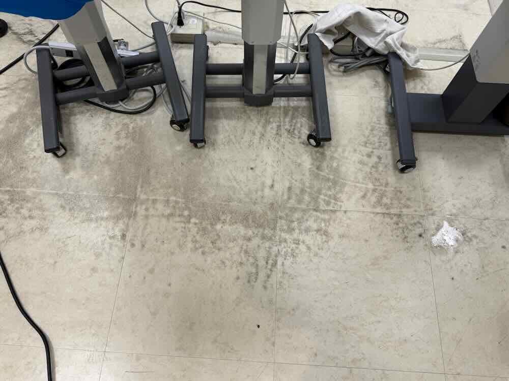 診察機の下の床の状態。半年でこれくらい汚れます。