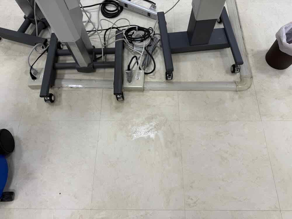 診察機の床。洗浄後の状態。綺麗になりました。
