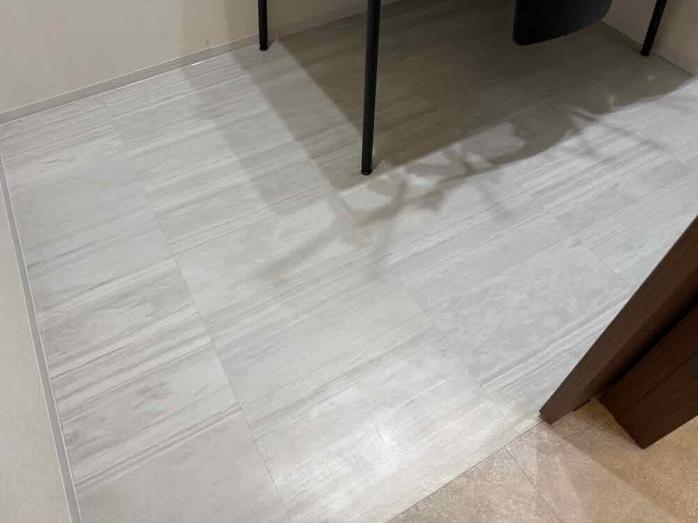 クリニック様の相談室の床